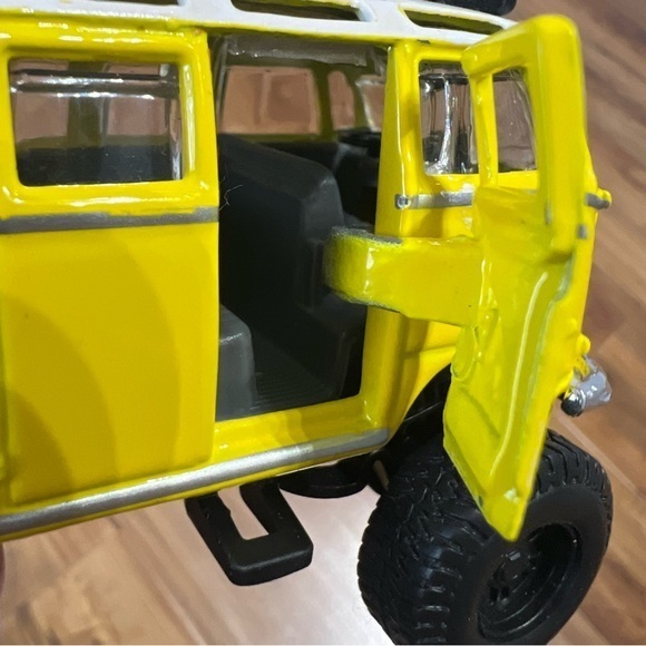 Volkswagen Van Samba Maisto 4x4 Rebels scale 1/40 Yellow VW Toy Car Lifted‎ - Picture 6 of 9